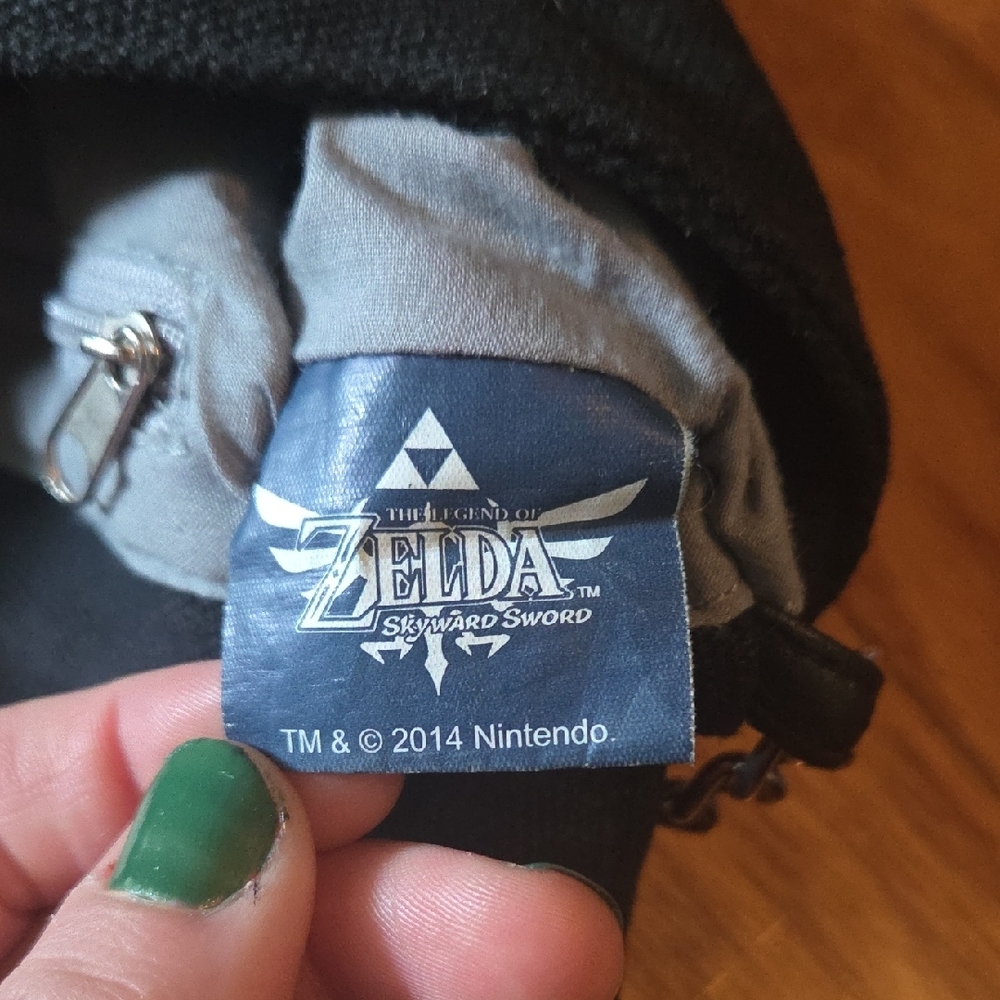 Legend Of Zelda black Crossbody Bag with Silver Triforce Crest - Picture 4 of 4